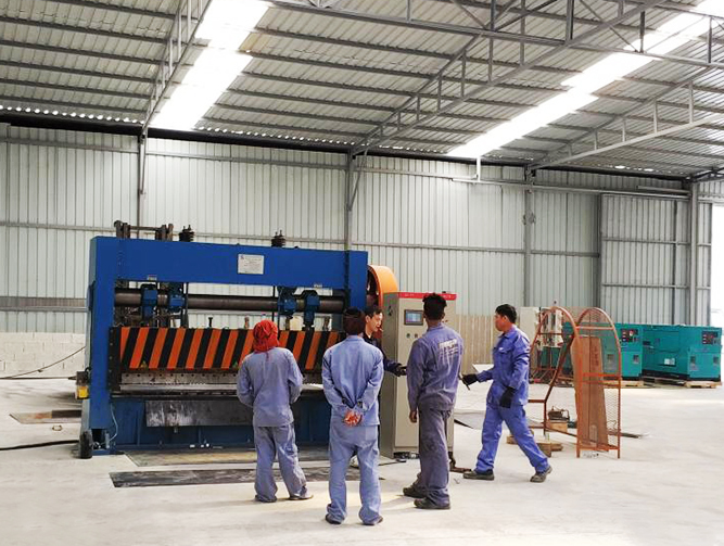 Customers come to our factory to learn about the relevant techniques of operating high-speed expanded metal mesh machines