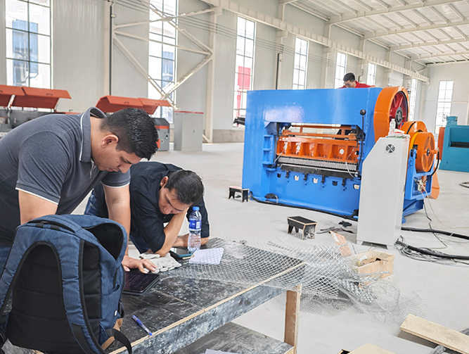 Customers come to our factory to learn about the relevant techniques of operating high-speed expanded metal mesh machines